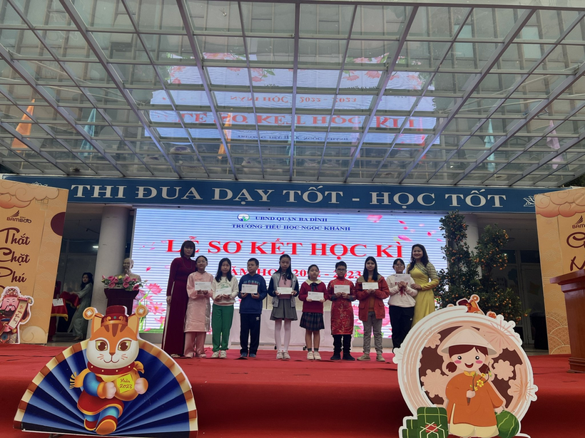 A picture containing text, indoor

Description automatically generated