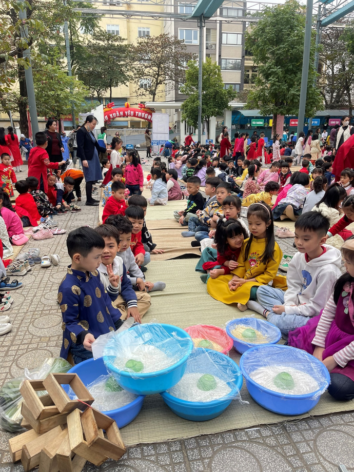 A picture containing person, outdoor, people, group

Description automatically generated