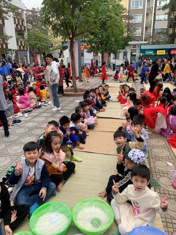 A picture containing person, outdoor, people, group

Description automatically generated