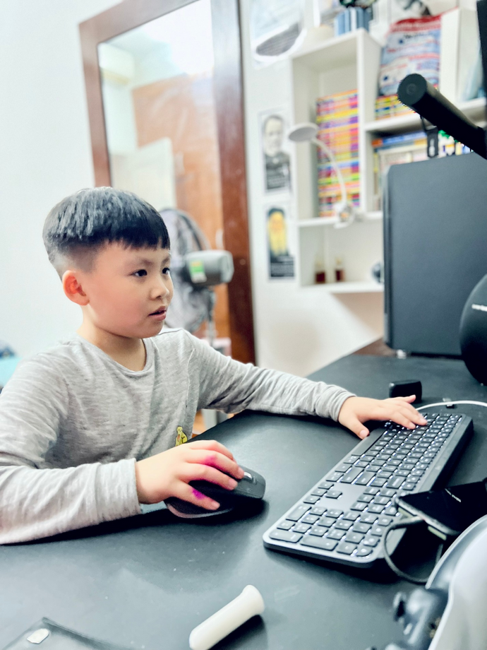 A child using a computer

Description automatically generated with medium confidence