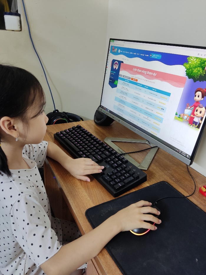 A child using a computer

Description automatically generated with low confidence