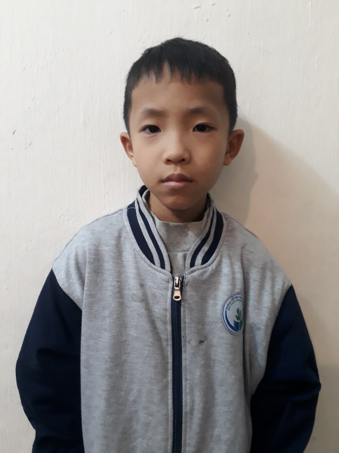 A picture containing person, wall, child, indoor

Description automatically generated