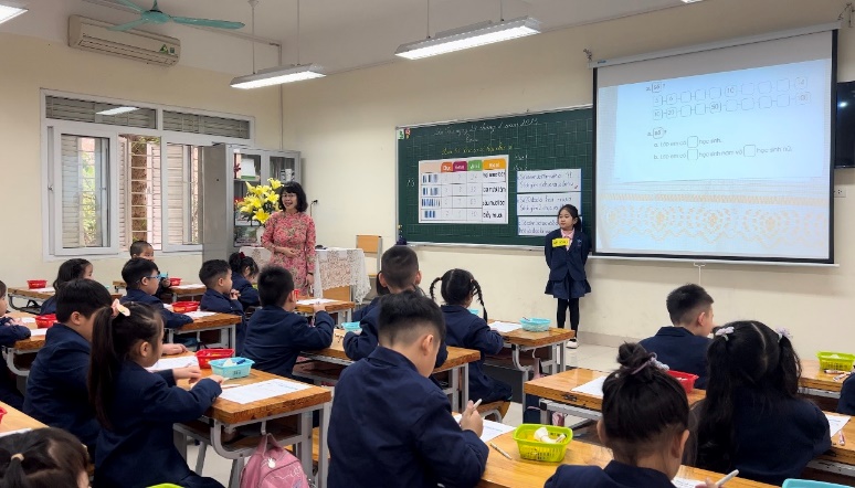 A person giving a presentation to a group of people

Description automatically generated with medium confidence