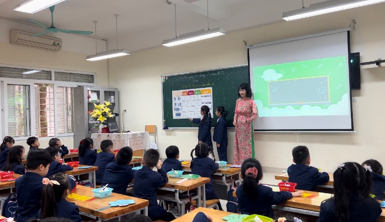 A person giving a presentation to a group of people

Description automatically generated with medium confidence