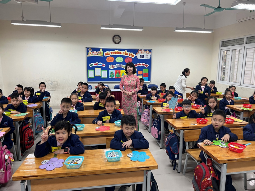 A group of children in a classroom

Description automatically generated with medium confidence