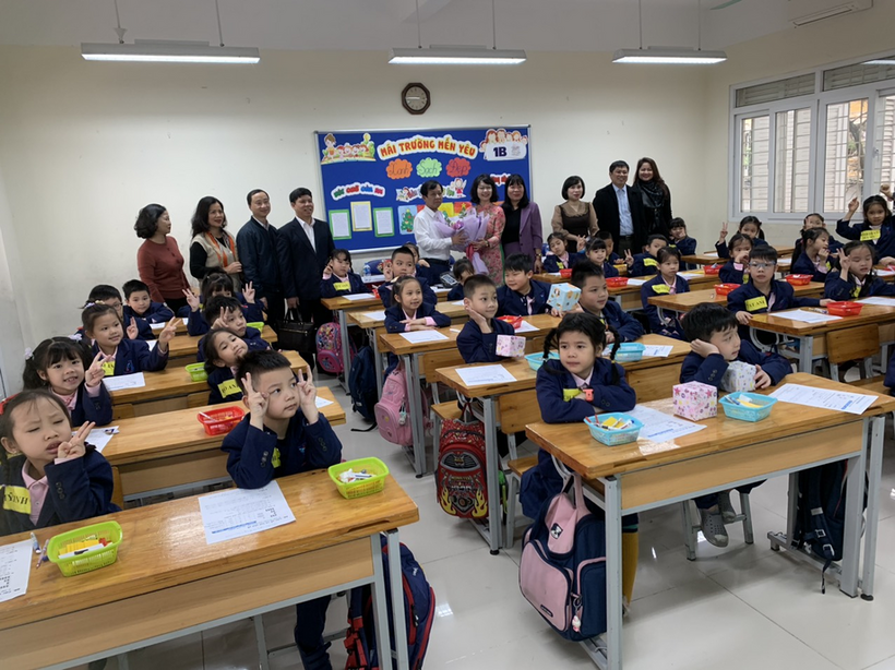 A group of children in a classroom

Description automatically generated with medium confidence