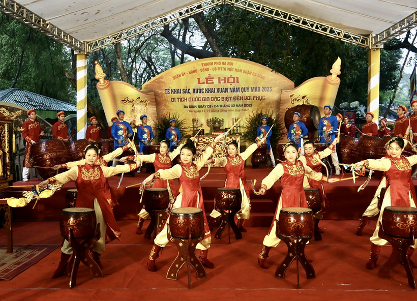 A group of people in clothing
Description automatically generated with low confidence