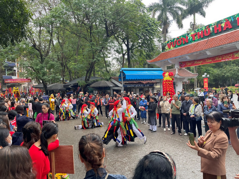 A group of people at an event
Description automatically generated with low confidence