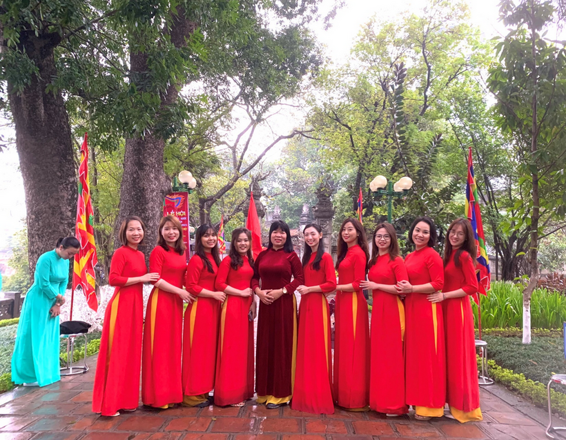 A group of people in red robes
Description automatically generated with low confidence