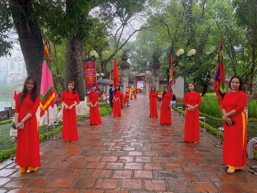 A group of people in red robes
Description automatically generated with low confidence