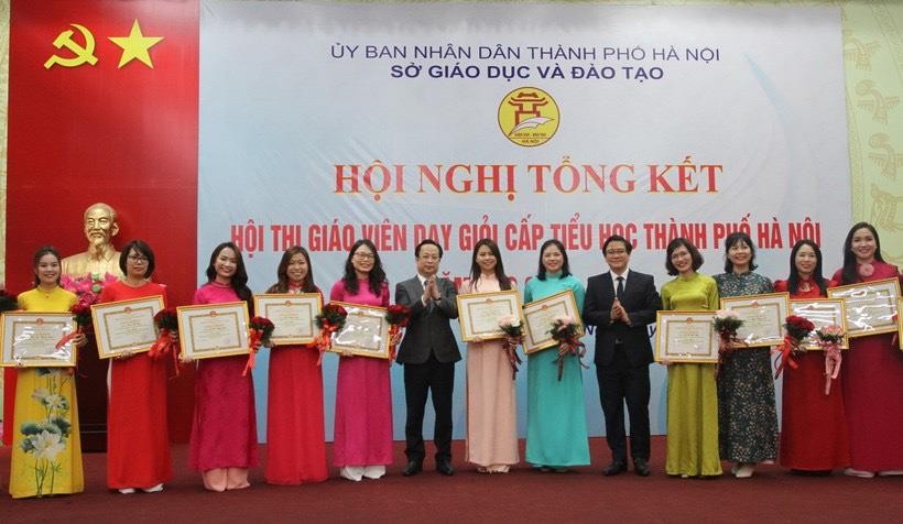 A group of people holding certificates  Description automatically generated