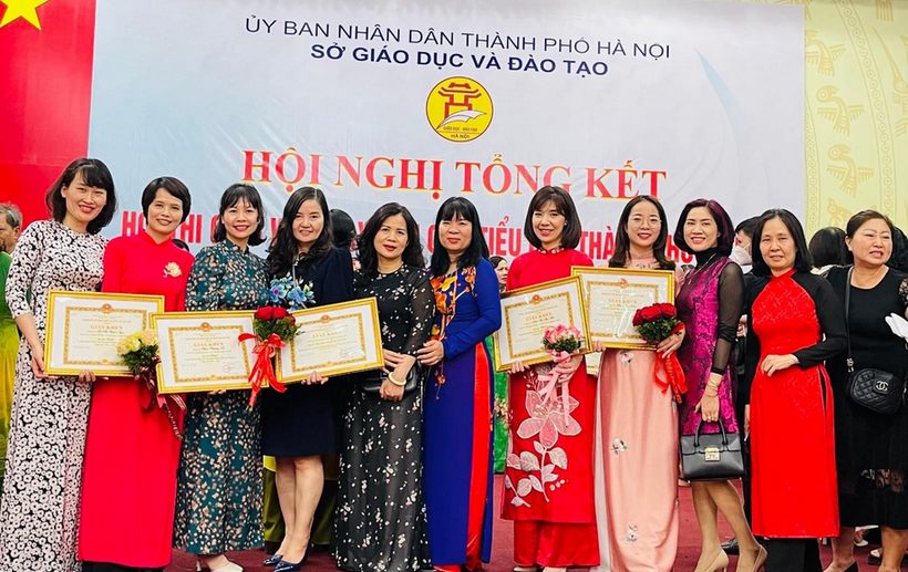 A group of women holding certificates  Description automatically generated with medium confidence
