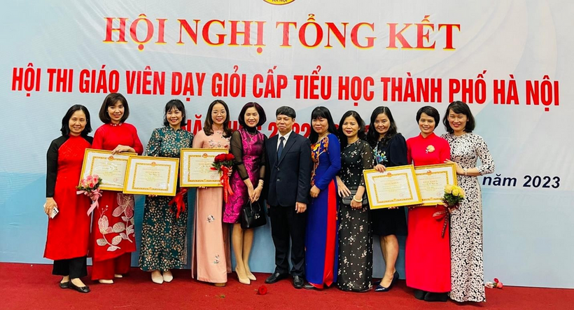 A group of people holding certificates  Description automatically generated with medium confidence