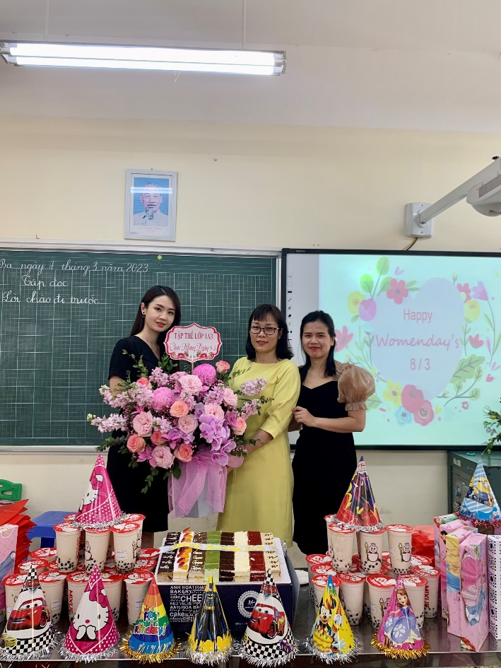 A group of women holding flowers

Description automatically generated with medium confidence