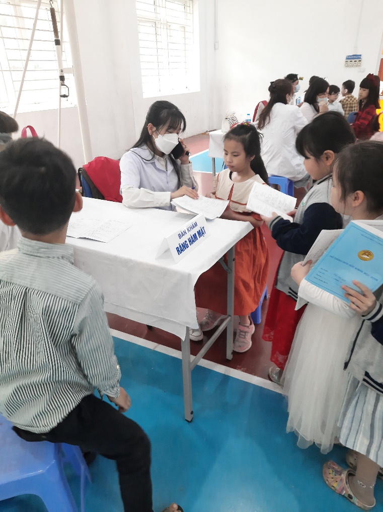 A group of people sitting around a table

Description automatically generated with medium confidence