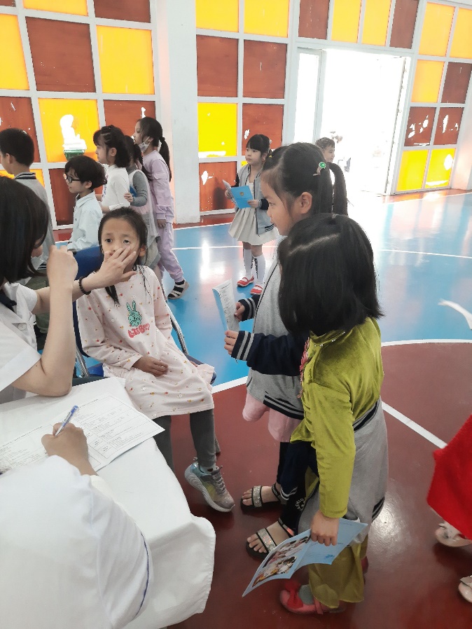 A picture containing person, indoor, group, people

Description automatically generated