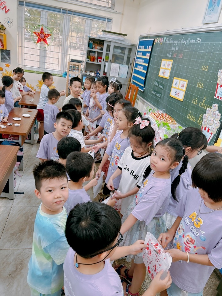 A group of children in a classroom
Description automatically generated