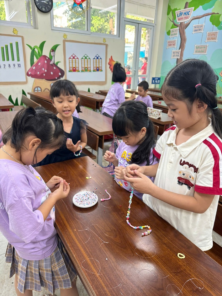 A group of children in a classroom
Description automatically generated