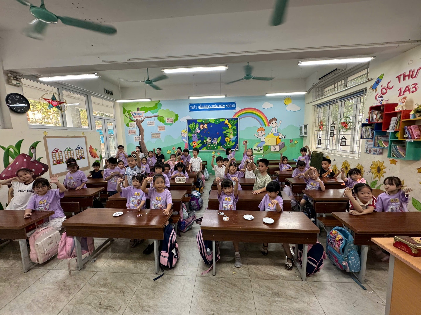 A group of children sitting at desks in a classroom
Description automatically generated