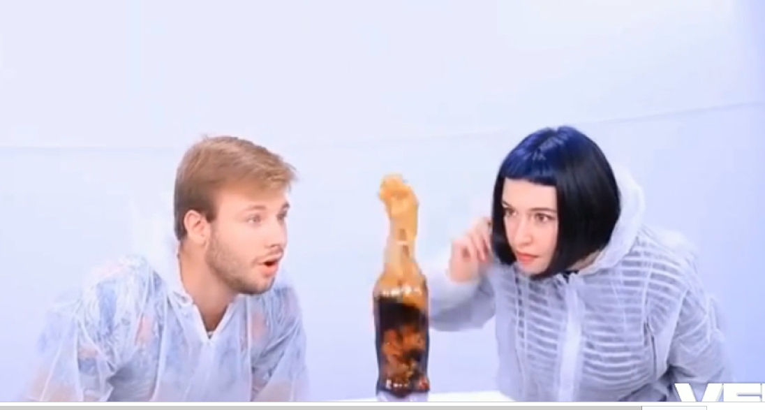 Ảnh có chứa Mặt người, trang phục, người, bầu trời
Mô tả được tạo tự động