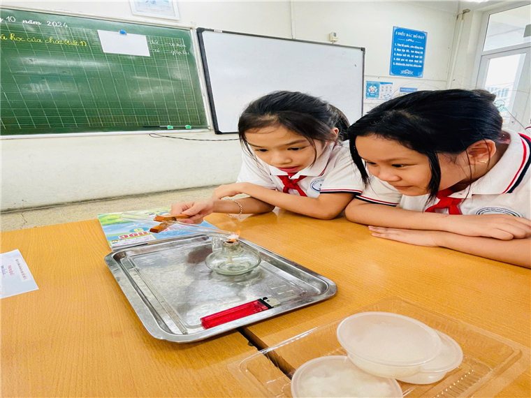 Ảnh có chứa trong nhà, người, Mặt người, trang phục
Mô tả được tạo tự động