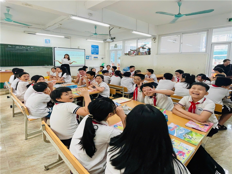 Ảnh có chứa trang phục, trong nhà, người, Giáo dục
Mô tả được tạo tự động