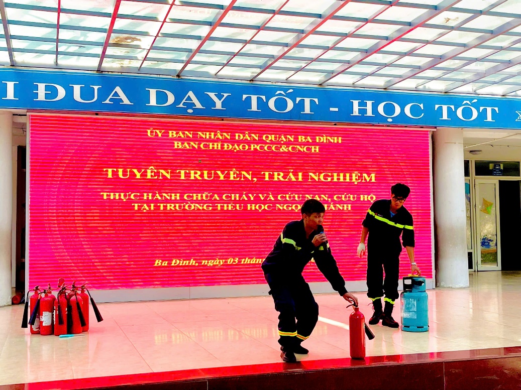 A group of men in uniform
Description automatically generated