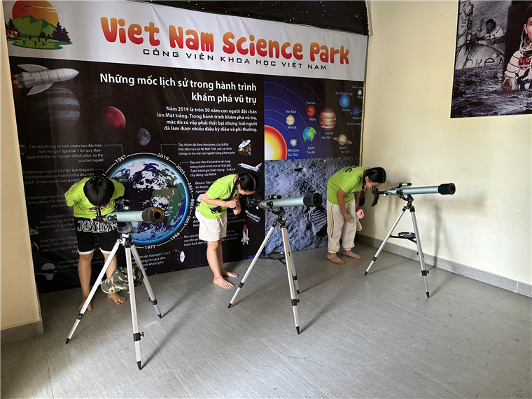 A group of kids looking through telescope
Description automatically generated