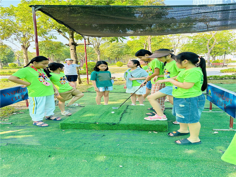 A group of children playing golf
Description automatically generated