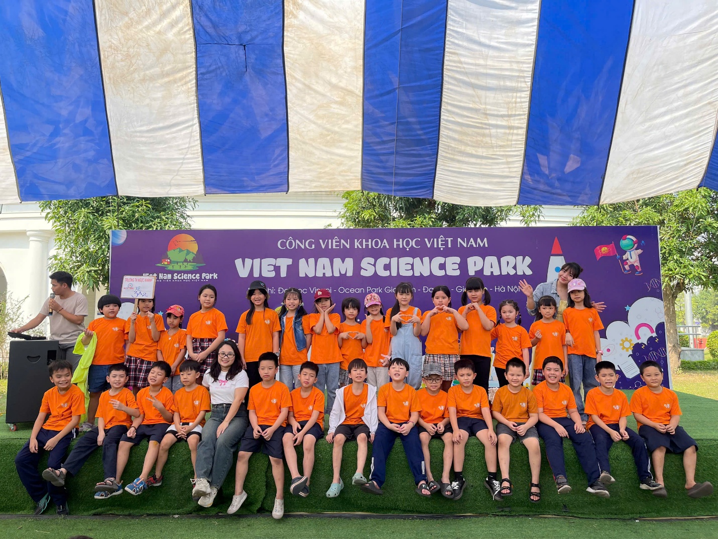 A group of children posing for a photo

Description automatically generated