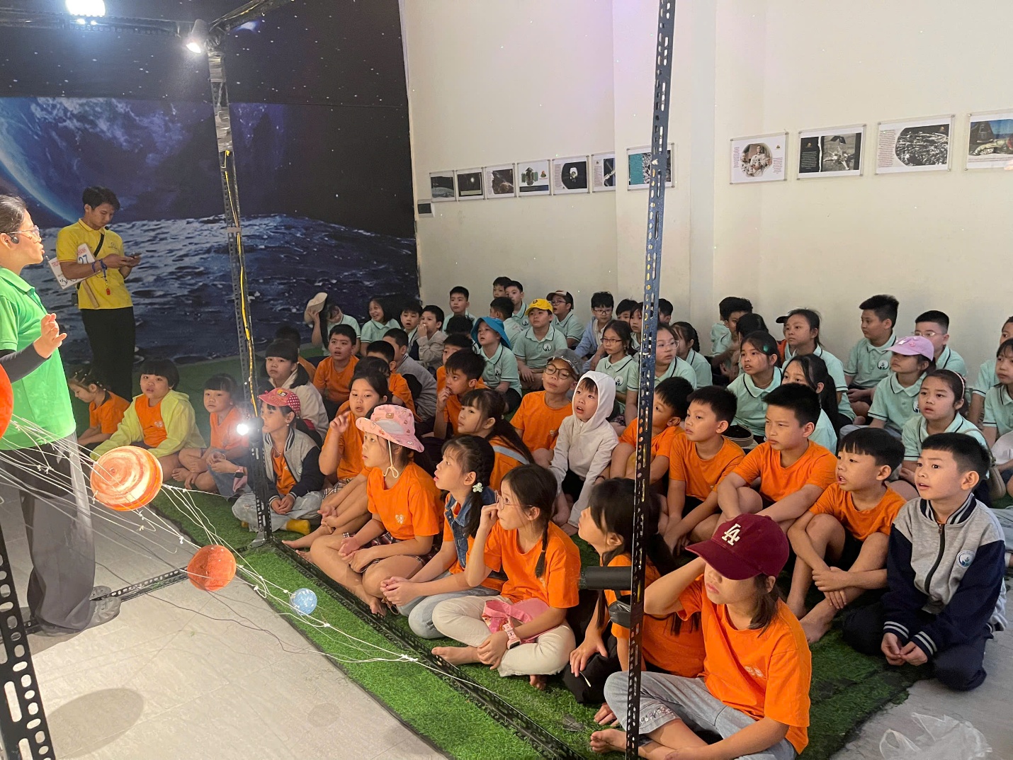 A group of children sitting on the floor

Description automatically generated