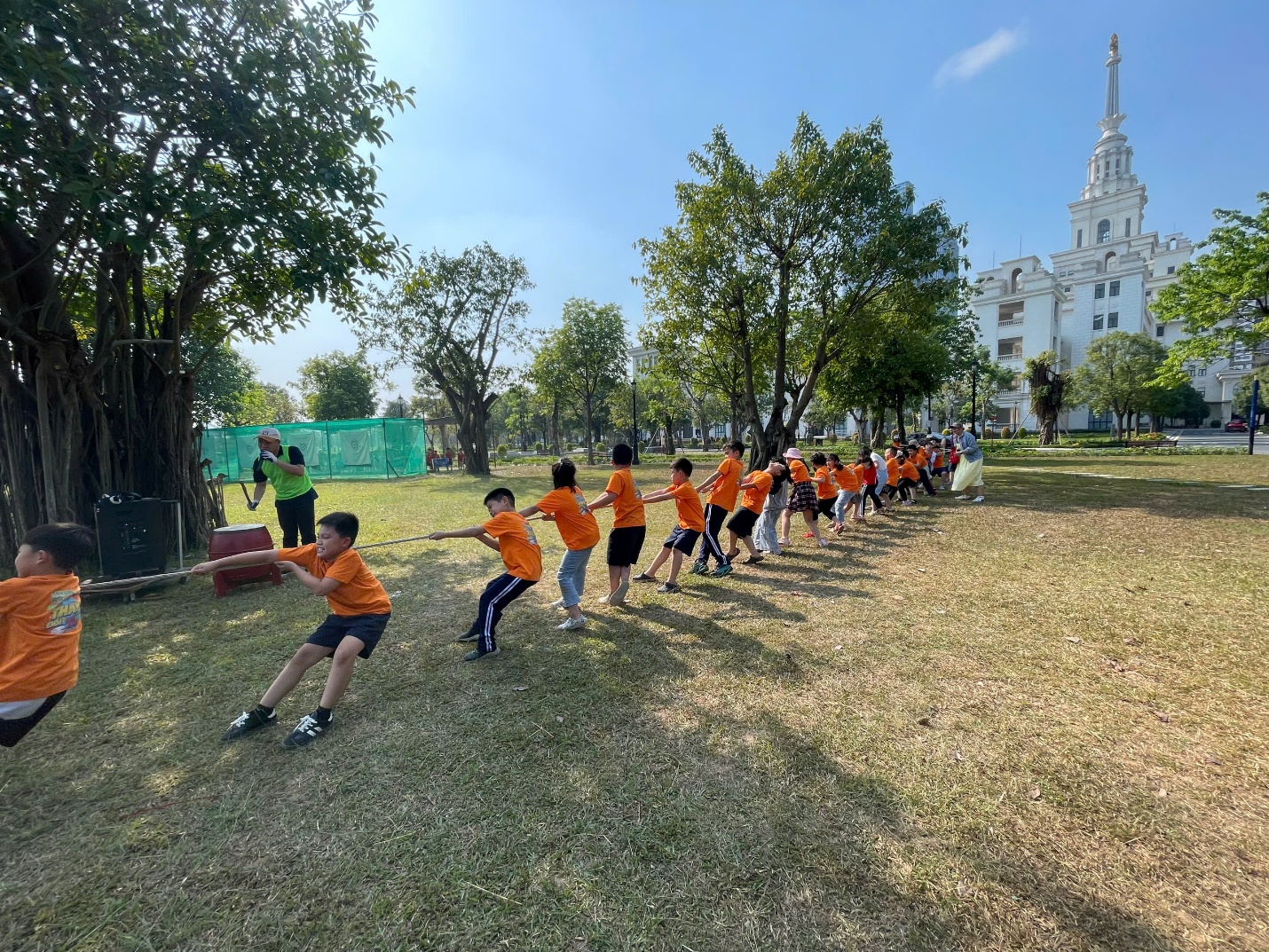 A group of kids playing in a line

Description automatically generated