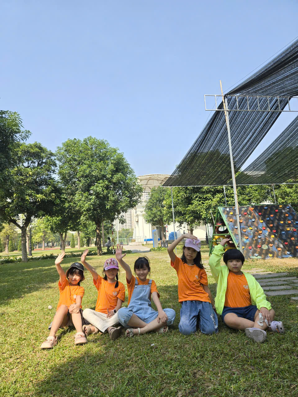 A group of children sitting on grass

Description automatically generated
