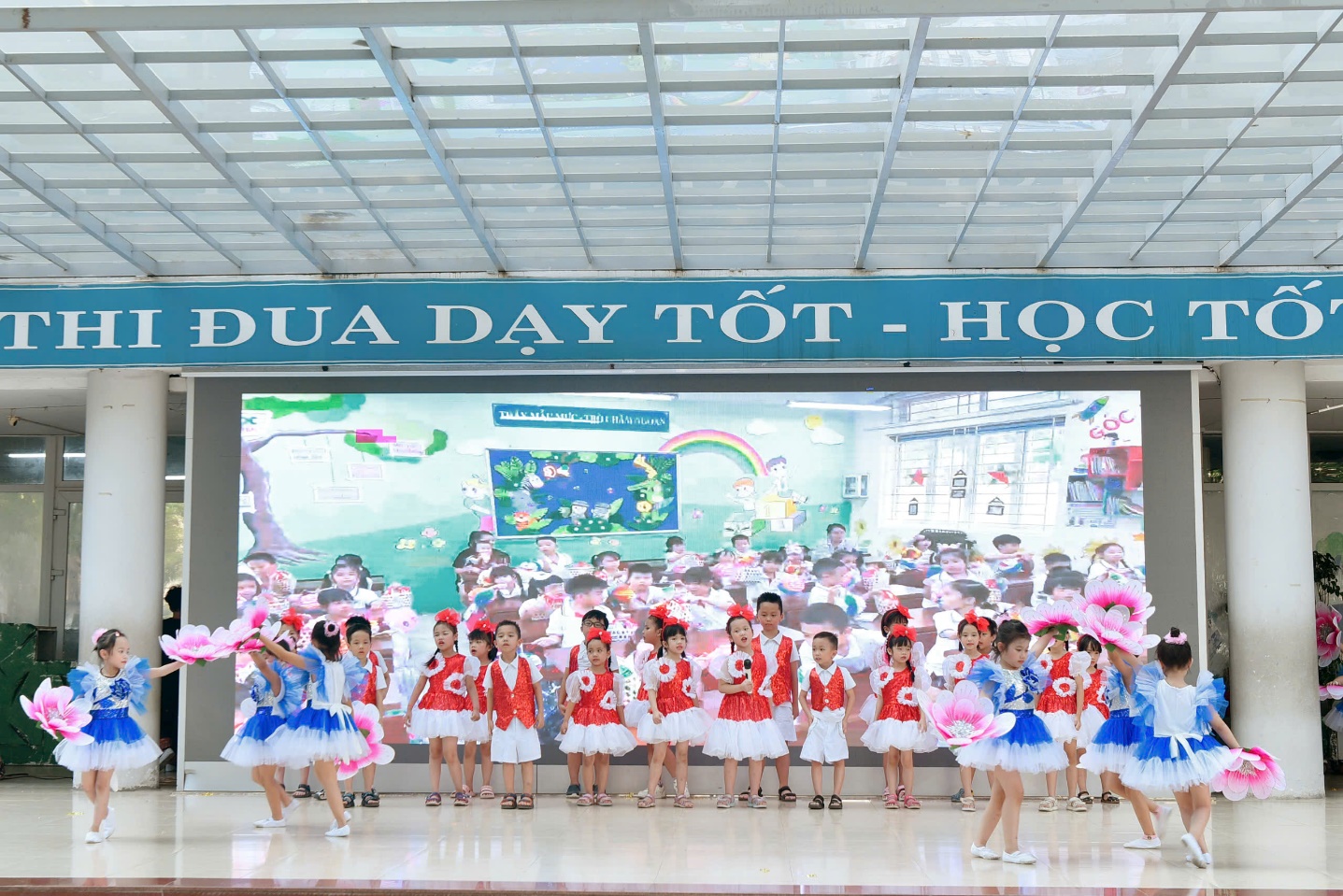 A group of children in clothing

Description automatically generated