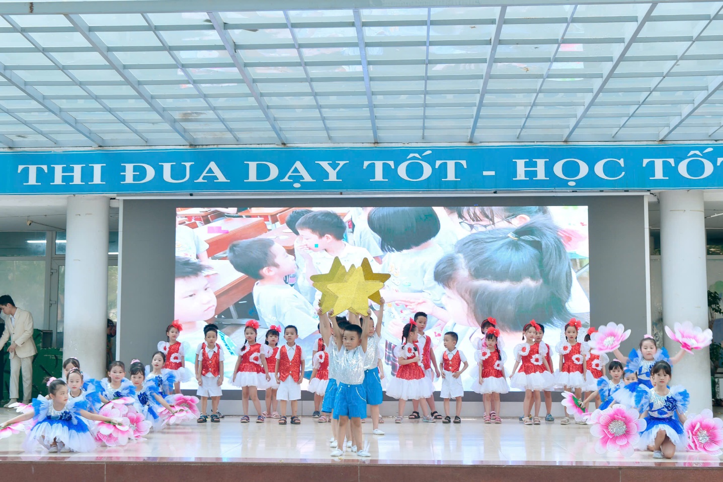 A group of children on a stage

Description automatically generated