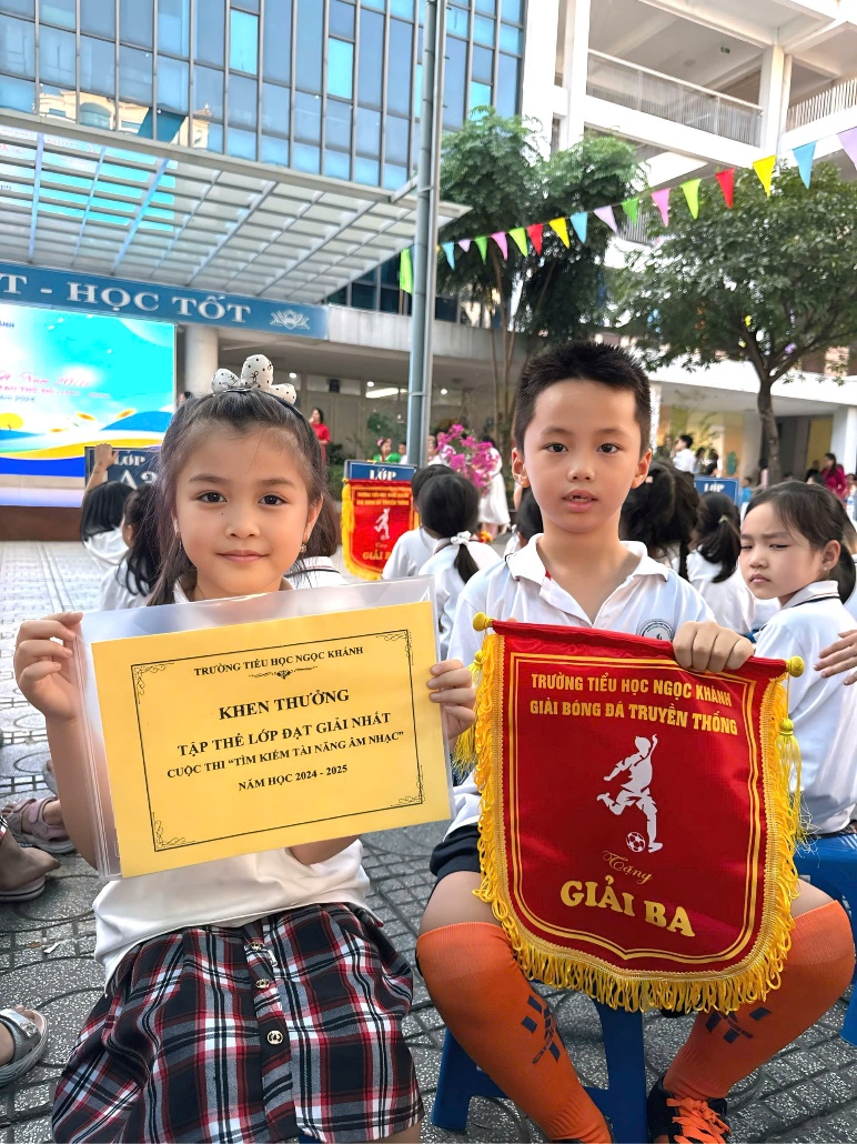 A group of children holding banners

Description automatically generated