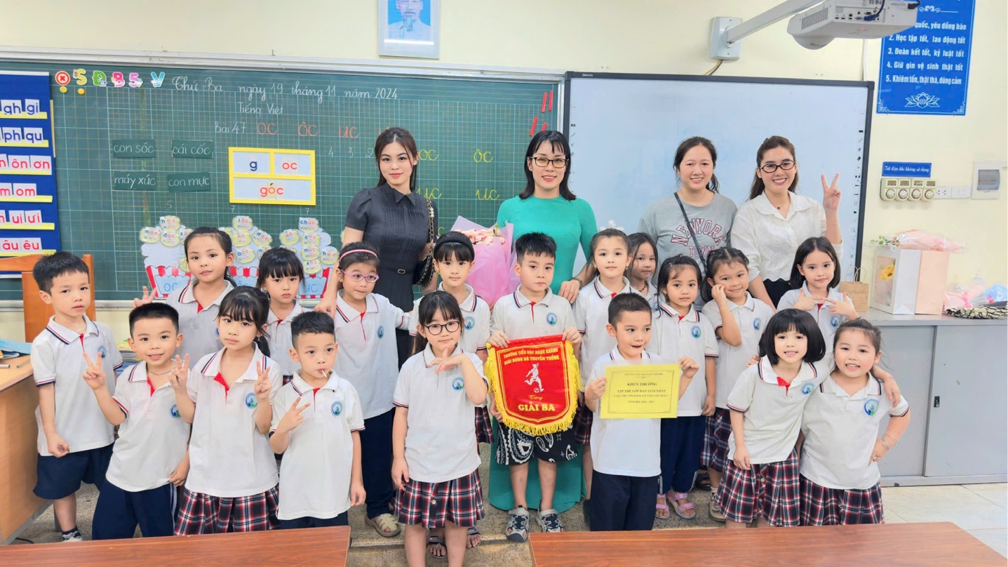 A group of children and a teacher in a classroom

Description automatically generated