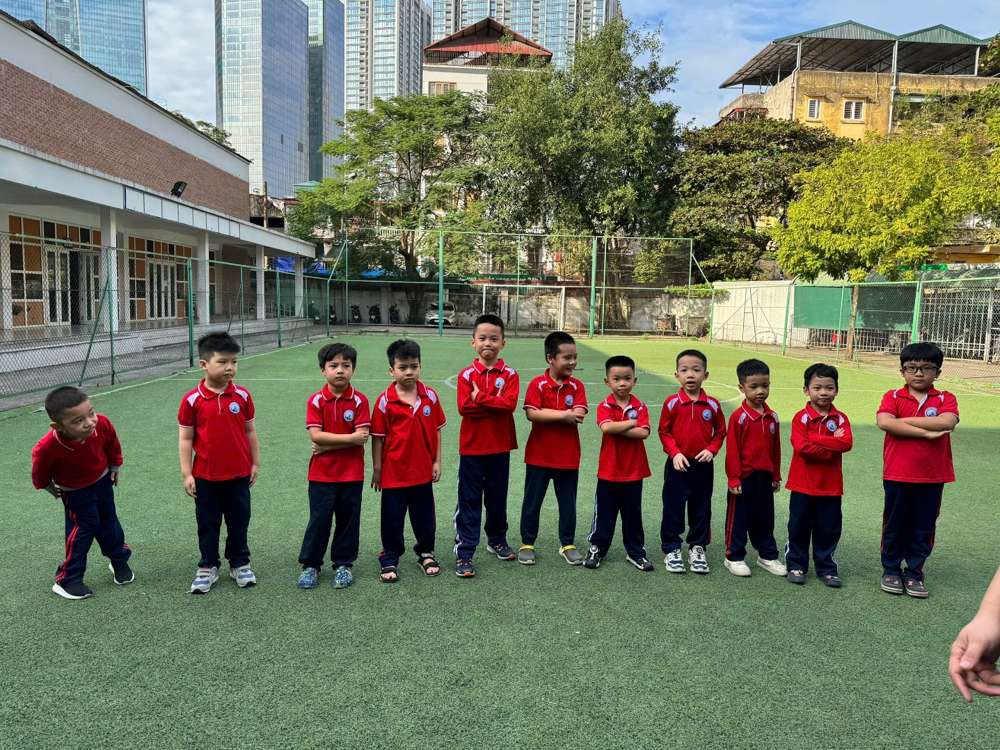 A group of kids standing on a field

Description automatically generated