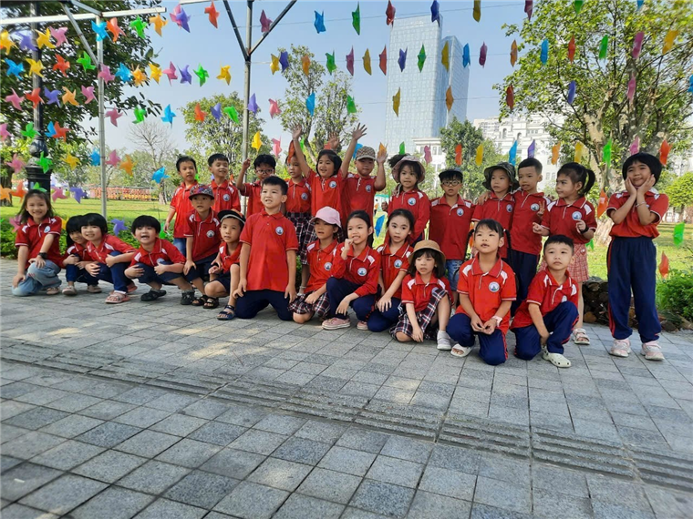 A group of kids in red uniforms

Description automatically generated