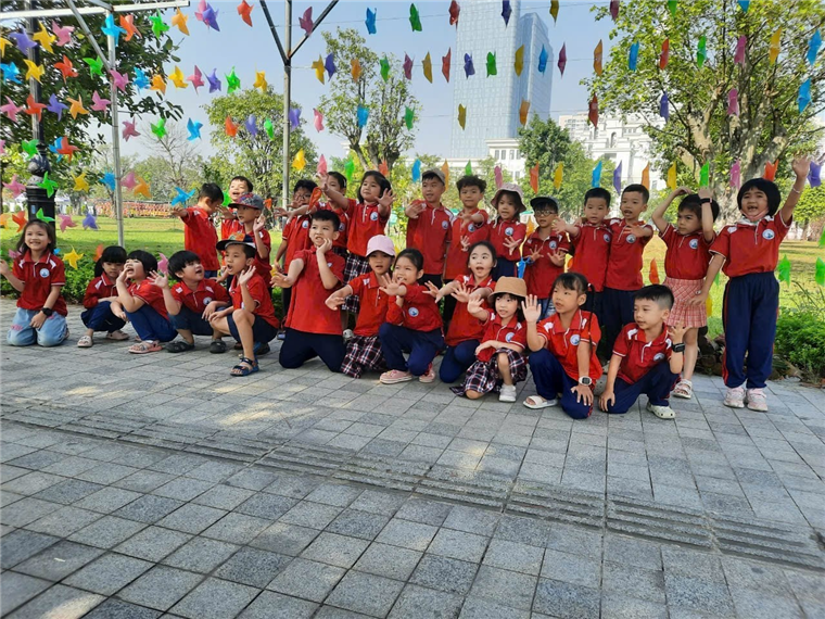 A group of children posing for a photo

Description automatically generated