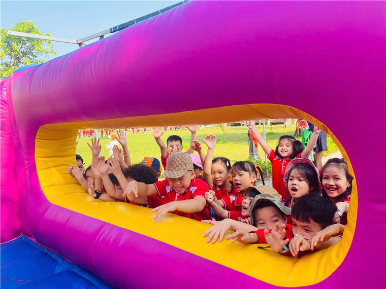 A group of children in a bounce house

Description automatically generated