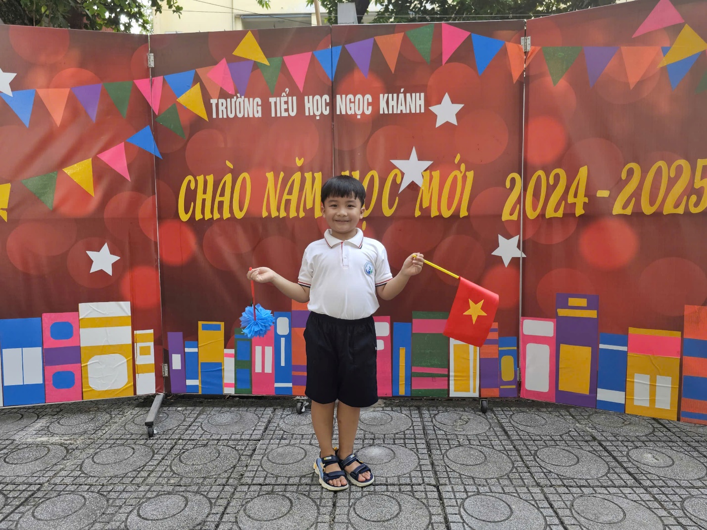 A child standing in front of a banner
Description automatically generated