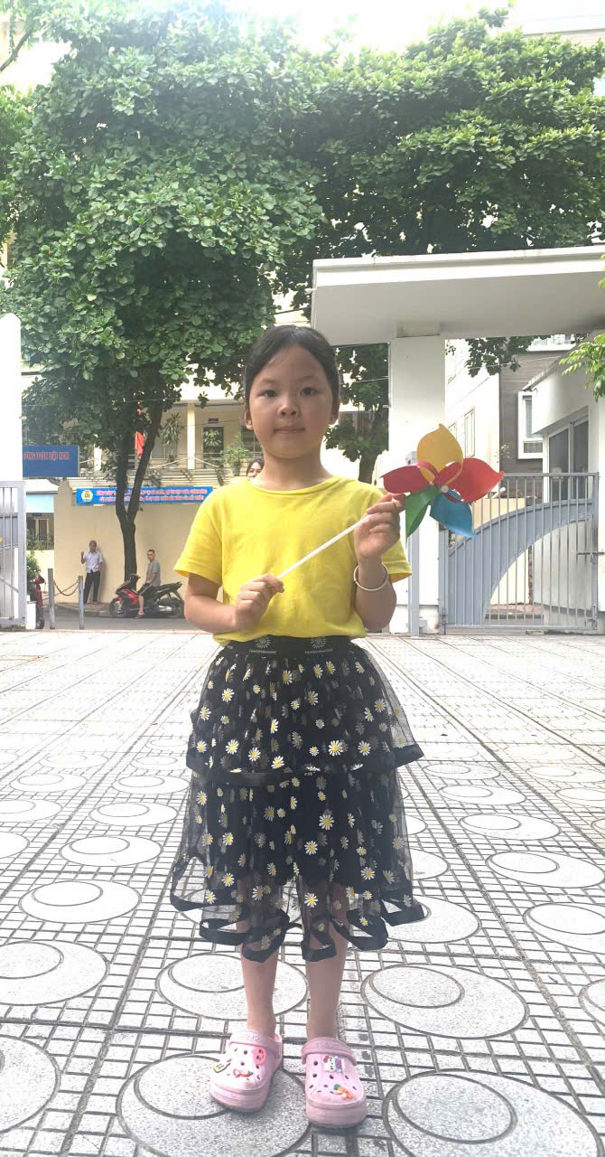 A child holding a pinwheel
Description automatically generated