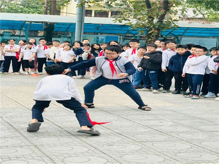 A group of people in a circle

Description automatically generated