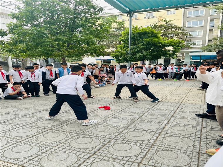 A group of people in a circle

Description automatically generated