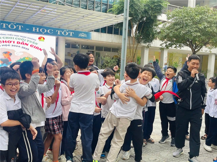 A group of people in a circle

Description automatically generated