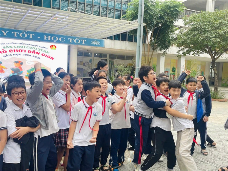 A group of children in uniform

Description automatically generated