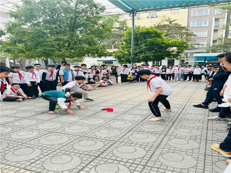 A group of people in a circle
Description automatically generated