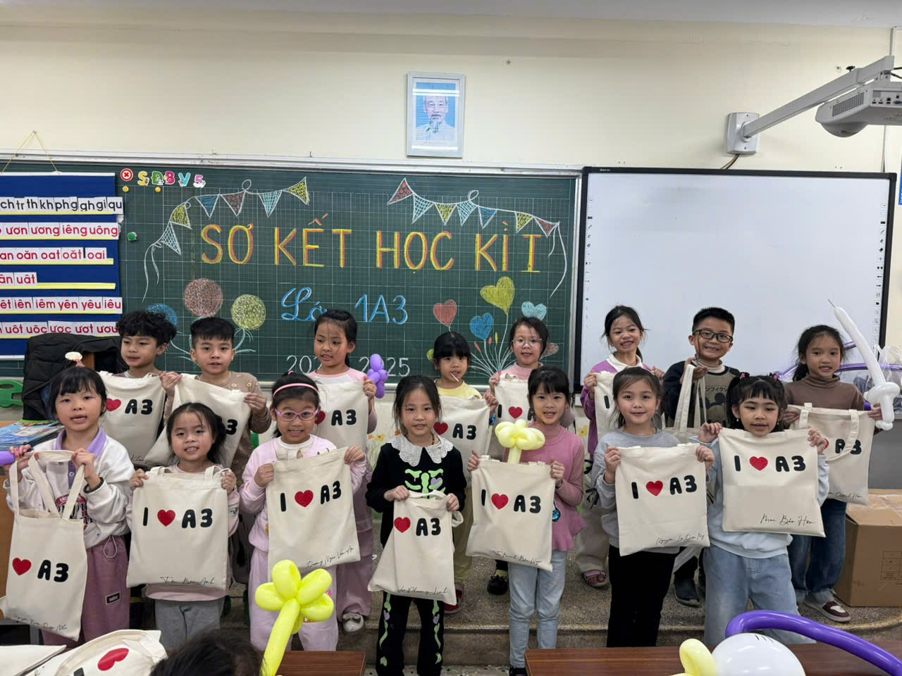 A group of children holding up bags in a classroom

Description automatically generated