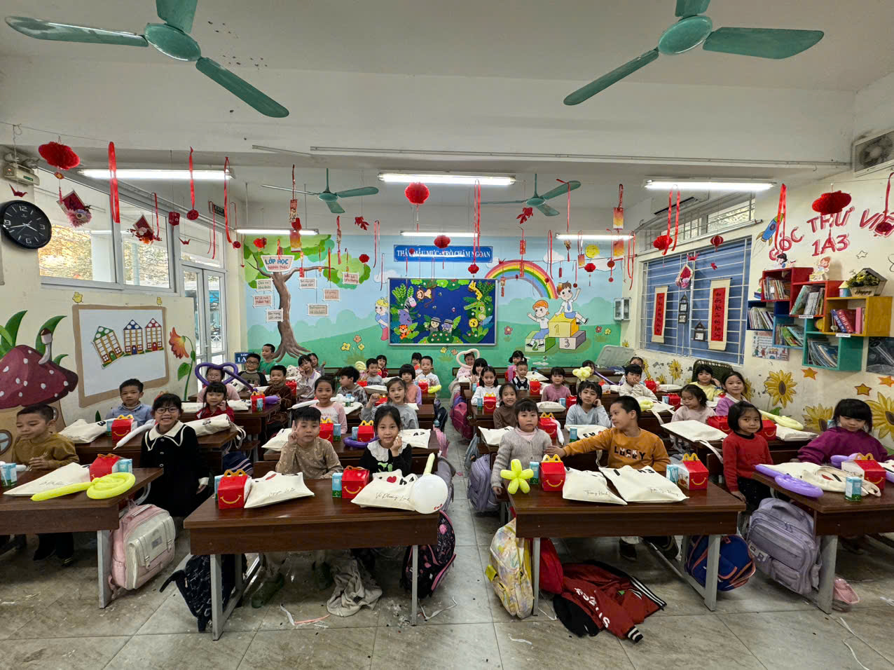 A group of children in a classroom

Description automatically generated